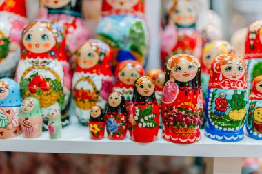 Dubai, Birleşik Arap Emirlikleri - 13 Ocak 2026: Rafa dizilmiş Rus bebekleri, piyasa ortamında ayrıntılı desenler ve parlak renkler içermektedir