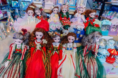 Dubai, Birleşik Arap Emirlikleri - 13 Ocak 2026: Dubai Global Village 'da bir masada sergilenen canlı elbiseli geleneksel bebekler, kültürel sanatçılık ve ayrıntıları ön plana çıkarıyor