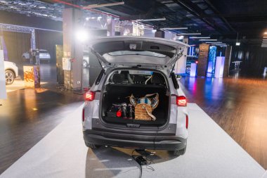 Riga, Letonya - 4 Şubat 2026: Chery. Çağdaş bir sergi alanında bir marka başlatma etkinliğinde açık bagaj görüntülerine sahip Chery TIGGO SUV