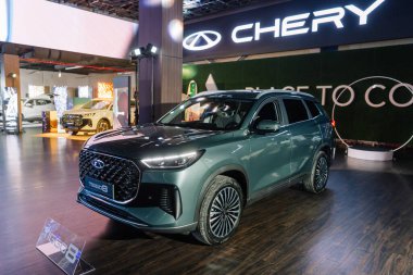 Riga, Letonya - 4 Şubat 2026: Chery. Chery TIGGO 8 SUV belirgin markalaşma ve parlak bir çevrede parlak bir tasarım ile bir otomobil fuarında sergilendi.