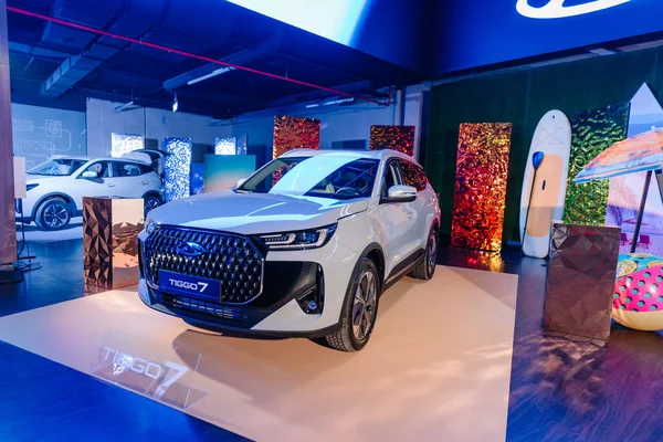 Riga, Letonya - 4 Şubat 2026: Chery. Chery TIGGO 7 SUV canlı arka planları ve çağdaş kapalı bir çevresi olan bir marka tanıtım etkinliğinde sergilendi