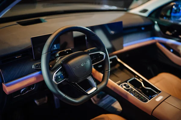 Riga, Letonya - 4 Şubat 2026: Chery. Chery TIGGO 'nun iç mimarisi modern tasarımda birden fazla ekranı ve deri koltukları olan gösterişli bir gösterge paneli sergiliyor