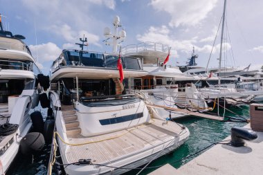 Marbella, İspanya - 13 Şubat 2026: Lüks yatlar, berrak suyu ve parlak gökyüzü olan bir marinaya demirlenmiştir.