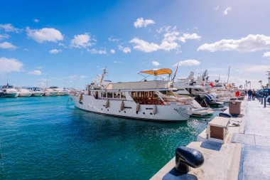 Marbella, İspanya - 13 Şubat 2026: Lüks bir yat turkuvaz suyu ve parlak bir gökyüzü ile limanda demirli, arka planda görünen diğer tekneler