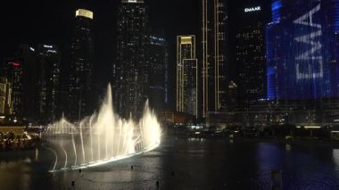 Dubai, Birleşik Arap Emirlikleri - 14 Ocak 2026: Dubai 'de su jetleri ve ışıklarla aydınlatılmış çeşme gösterisi