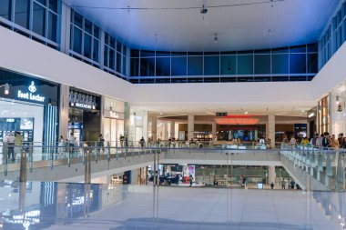 Dubai, Birleşik Arap Emirlikleri - 14 Ocak 2026: Yürüyen merdivenler, perakende mağazaları ve çağdaş tasarım elementlerine sahip geniş bir avlu