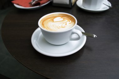 Sokak kafede kahve sabah fincan