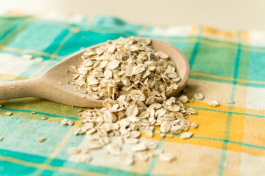 Biraz yulaf ezmesi, tahta kaşık