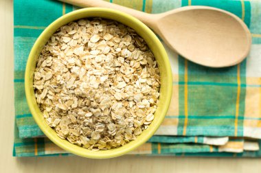 Biraz yulaf ezmesi, tahta kaşık