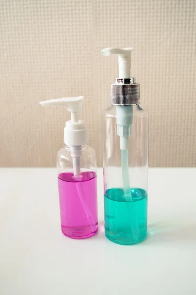 Gel cosmético rosa y azul en la botella — Foto de Stock