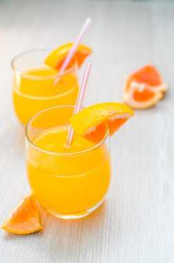 Cam breakfas için içine saman ile portakal suyu