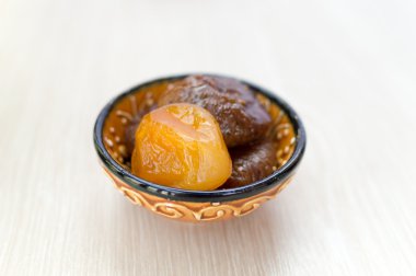 Kuru Kayısı ve incir bir plaka üzerinde