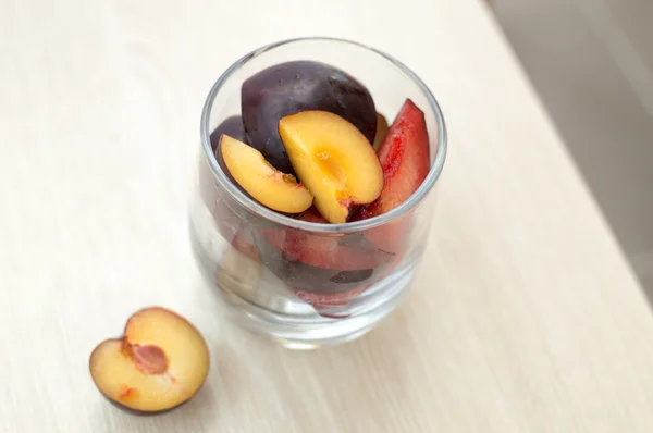 Ripe plums on a table — Stock Photo, Image