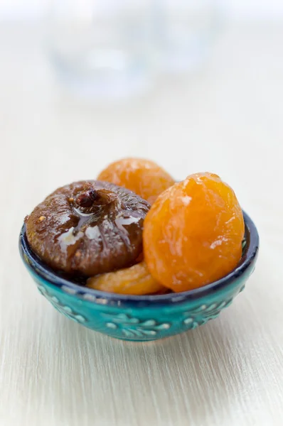 Сушеные абрикосы и инжир на тарелке — стоковое фото