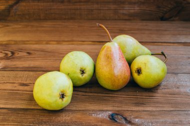 Ahşap masa üzerinde bazı sarı armut vardır