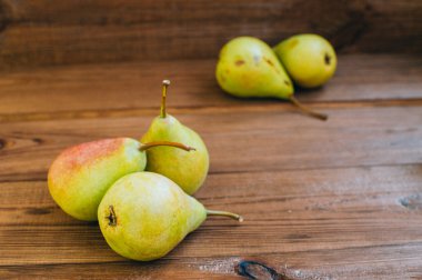 Ahşap masa üzerinde bazı sarı armut vardır
