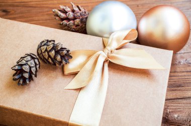 Noel topları ve koni w Ladin ile altın fiyonklu hediye kutusu