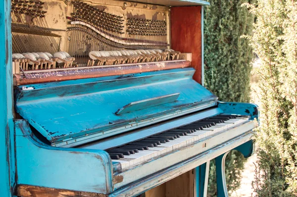 Velho piano pintado na cor azul na rua — Fotografia de Stock