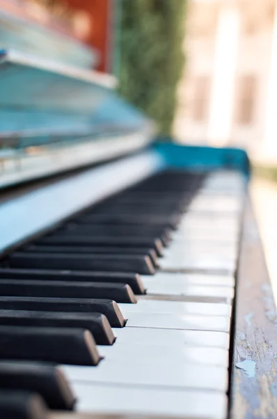 Altes Klavier in blauer Farbe auf der Straße bemalt — Stockfoto