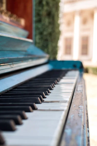 Altes Klavier in blauer Farbe auf der Straße bemalt — Stockfoto