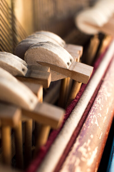 Механические молотки и струны внутри старого фортепиано
