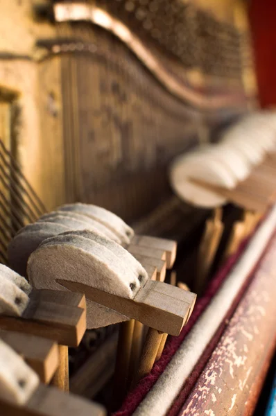 Mechanische Hämmer und Saiten in alten Klavieren — Stockfoto