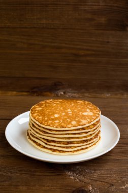 Kahvaltı için plaka üzerinde lezzetli krep yığını 