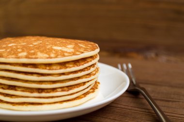 Kahvaltı için plaka üzerinde lezzetli krep yığını 