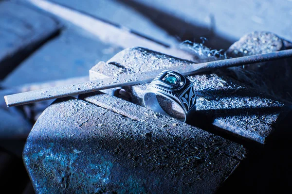 Değerli taşlı Gümüş Yüzükler bir mengene marangozluk sabitlenmiş