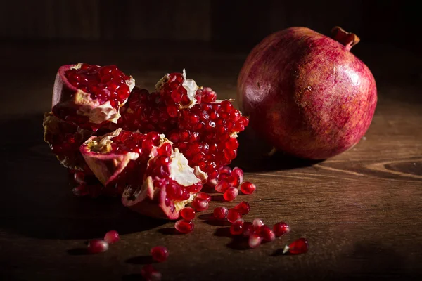 Bir bütün ve rustik koyu arka plan üzerinde bir rüptüre nar