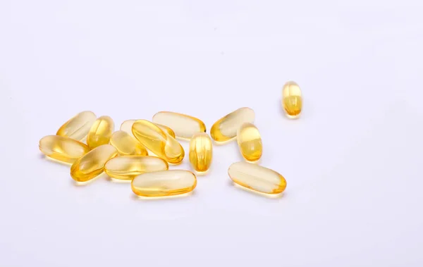 Balık yağı omega 3 jel kapsül beyaz bir arka plan üzerinde