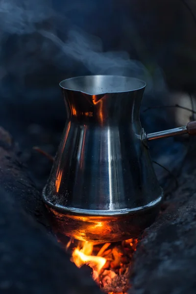 Kahve cezve yanan kömürlerin yapma