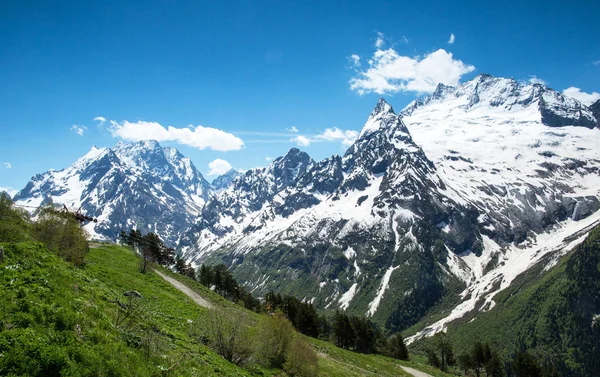 Picos de montaña y glaciares en Dombay, Cáucaso Occidental, Rusia —  Fotos de Stock