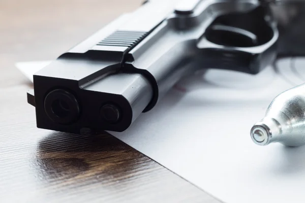 Hava namlu tabanca ve gaz silindir closeup hedef