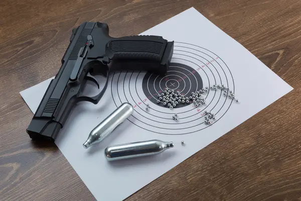 Hala Atıcılık Spor için adanmış. Tabanca, iki benzin bidonları ve kurşun hedefe hava.