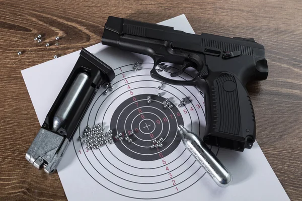 Siyah pnömatik tabanca (Hava tabancası) ahşap bir masa karşı.