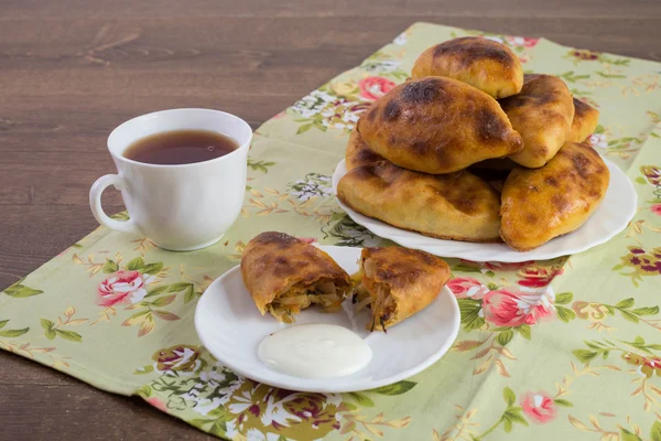 Bir yemek ve çay üzerinde renkli pıhtı Rus köftesi