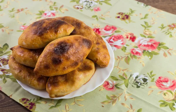 Bir tabak üzerine renkli kumaş üzerinde üzerinde lahana ile Rus köftesi