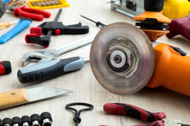 Beyaz ahşap üzerine çeşitli iş araçları