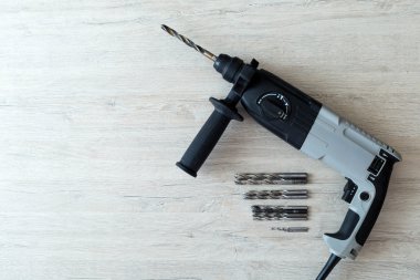 Matkap-tornavida Matkaplar ve beyaz woden adam üzerinde meme ile