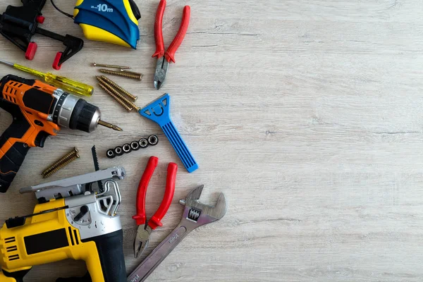 Draufsicht auf verschiedene Holz- und Tischlerarbeiten oder Bauwerkzeuge — Stockfoto