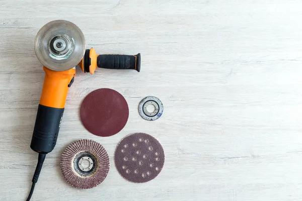 Çalışma masasındaki elektrikli öğütücü kullanılmaya hazır.