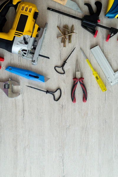 Verschiedene Werkzeuge auf einem hölzernen Hintergrund — Stockfoto