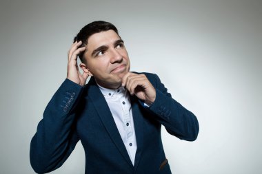 Genç bir adam bir takım elbise düşünce ile.