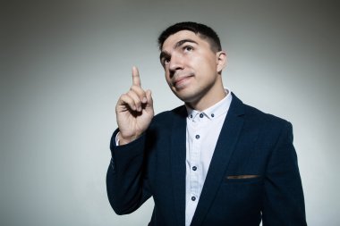 Parmak işaret yakışıklı genç iş adamı. 