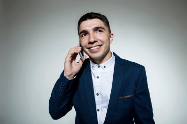 Çekici Genç İşadamları izole bir cep telefonuyla konuşuyor 