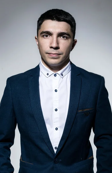 Mavi elbiseli çekici genç işadamı ciddi görünümlü.