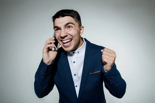 Kızgın telefonda konuşurken iş adamı izole 