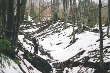 Sakallı bir adam kostüm kış kar ormanda