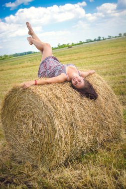 saman, Samanlık, köyden, yuvarlak kız alan 